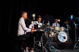 Das Bild zeigt die Band WeChazz, im Vordergrund ein Klavierspieler, im Hintergrund Gitarrist und Schlagzeuger